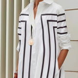 Camisa Casual Feminina Listrada com Botões, Ajuste Solto, Comprimento até o Joelho, Manga Curta, Listras Verticais Pretas e Brancas para Primavera, Verão e Outono